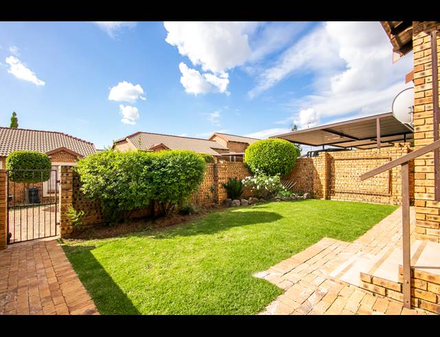 2 BEDROOM SECTIONAL TITLE RENTED IN HONEYDEW MANOR